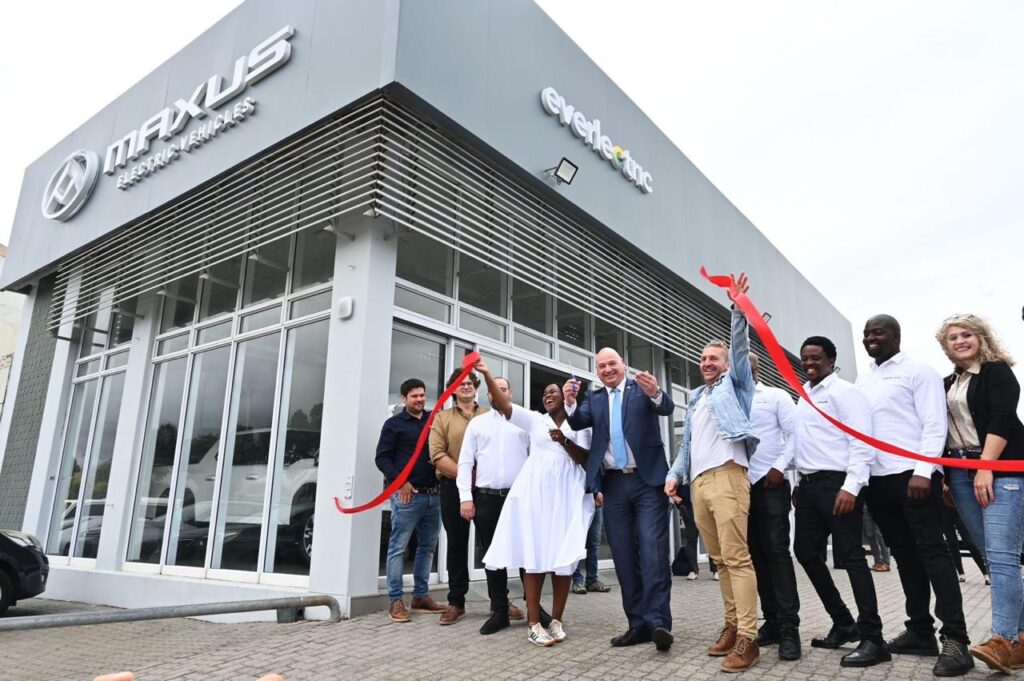 Alderman James Vos, Mayoral Committee Member for Economic Growth, cuts the ribbon at the opening of the Everlectric facility in Paarden Eiland.
